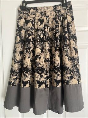 Moon Collection Black and Cream Floral Pleated Midi Skirt with Gray Hem